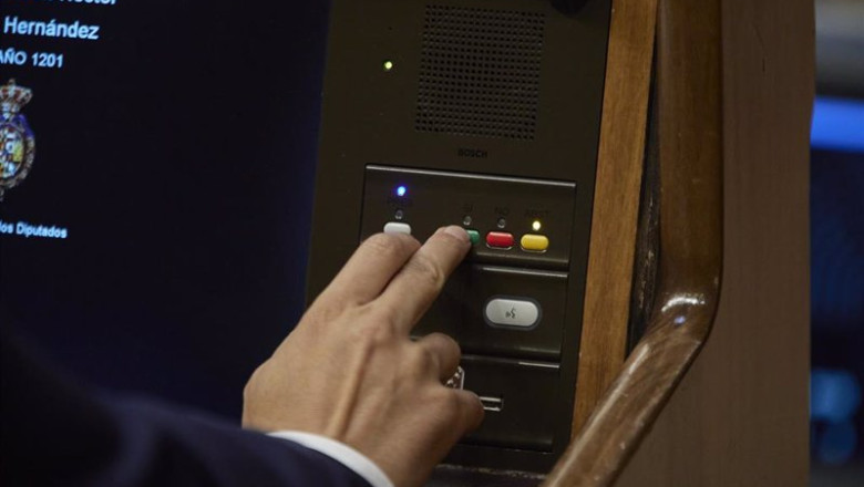 Un miembro del hemiciclo vota en una sesión plenaria, en el Congreso de los Diputados, en una imagen de archivo. | Jesús Hellín - Europa Press ep un miembro del hemiciclo vota en una sesion plenaria en el congreso de los diputados en una