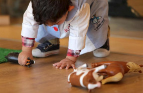 ep un nino juega en una escuela infantil