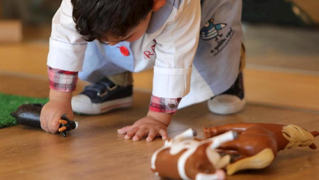 ep un nino juega en una escuela infantil