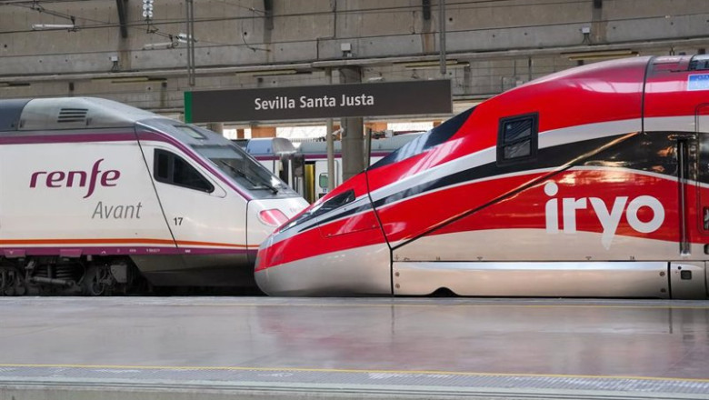 ep un tren irlo y un avant parados en la estacion de santa justa de sevilla
