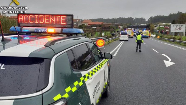 ep un vehiculo de la guardia civil desplazado al lugar de un accidente