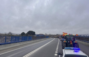 ep un vehiculo de la guardia civil escolta a la columna de tractores