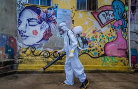 ep un voluntario durante las albores de desinfeccion y limpieza de la favela de santa marta en el
