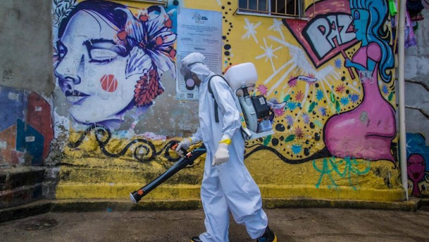 ep un voluntario durante las albores de desinfeccion y limpieza de la favela de santa marta en el