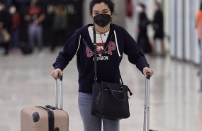 ep una chica con sus maletas llega a la terminal t4 del aeropuerto adolfo suarez   madrid barajas