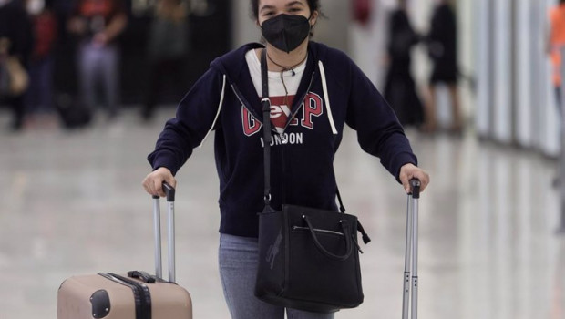 ep una chica con sus maletas llega a la terminal t4 del aeropuerto adolfo suarez   madrid barajas