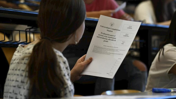 ep una estudiante con el examen de selectividad del ano pasado