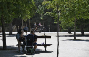 ep una pareja descansaun bancoun carritobebe mientrasmontabiciparqueretiromadrid
