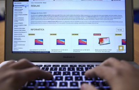 ep una persona compra con su ordenador durante la semana en que han dado comienzo las rebajas online