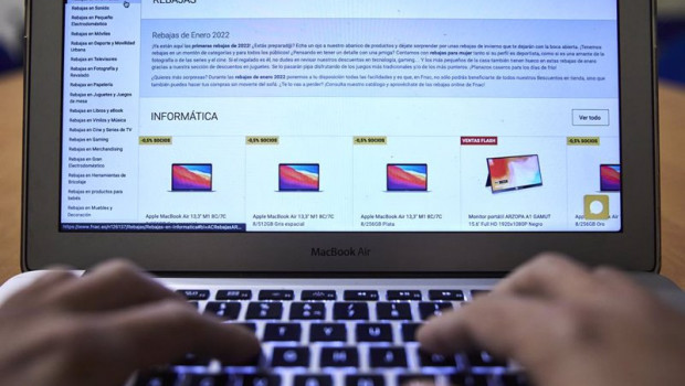 ep una persona compra con su ordenador durante la semana en que han dado comienzo las rebajas online