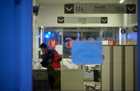 ep una sanitaria traslada a una paciente en silla de ruedas por el recinto interior de urgencias del
