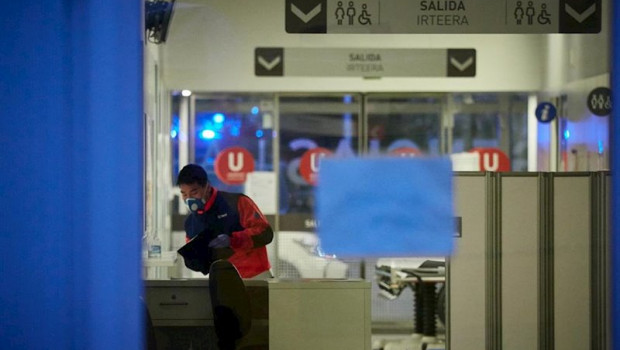 ep una sanitaria traslada a una paciente en silla de ruedas por el recinto interior de urgencias del