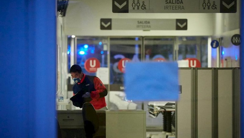 ep una sanitaria traslada a una paciente en silla de ruedas por el recinto interior de urgencias del