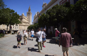 ep varios turistas pasean por la plaza del triunfo a 21 de junio de 2022 en sevilla andalucia espana