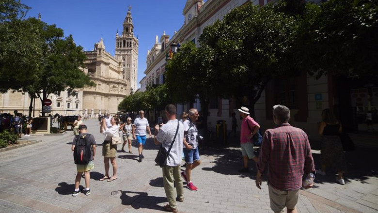 Varios turistas pasean por la plaza del Triunfo, a 21 de junio de 2022 en Sevilla (Andalucía, España) | Joaquin Corchero - Europa Press ep varios turistas pasean por la plaza del triunfo a 21 de junio de 2022 en sevilla andalucia espana