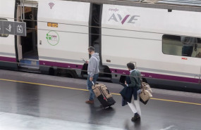 ep varios viajeros cogen un tren en la estacion puerta de atocha almudena grandes