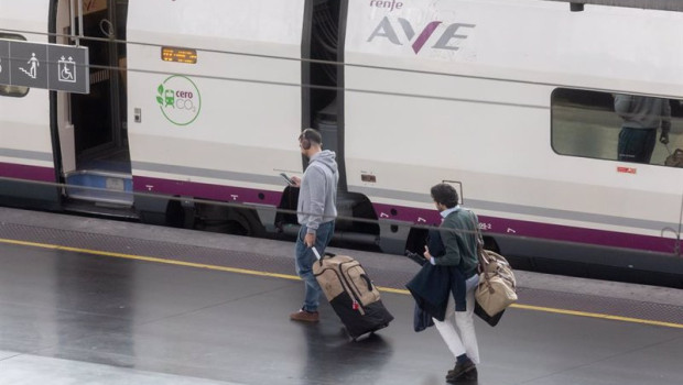 ep varios viajeros cogen un tren en la estacion puerta de atocha almudena grandes