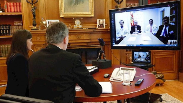 ep videoconferencia de los reyes con los responsables medicos del hospital clinico san carlos