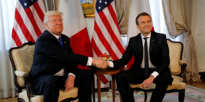 le president americain donald trump et le president francais emmanuel macron se serrent la main a bruxelles en belgique 