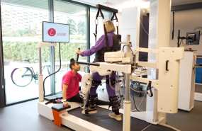 neurofisioterapeuta de lescer emeis y paciente en una maquina lokomat 20260323161117 