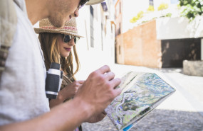turistas mirando mapa turistas mirando mapa