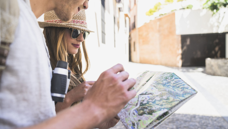 turistas mirando mapa 