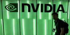 une personne passe devant un logo nvidia a taipei taiwan 20241104120512 