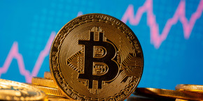 une representation de la cryptomonnaie bitcoin devant un graphique boursier 20250611090549 une representation de la cryptomonnaie bitcoin devant un graphique boursier 20250611090549