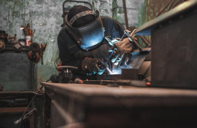 el hombre hace productos de hierro 1