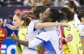 ep alexandrina barbosa abraza a una companera tras la victoria de la seleccion femenina ante japon