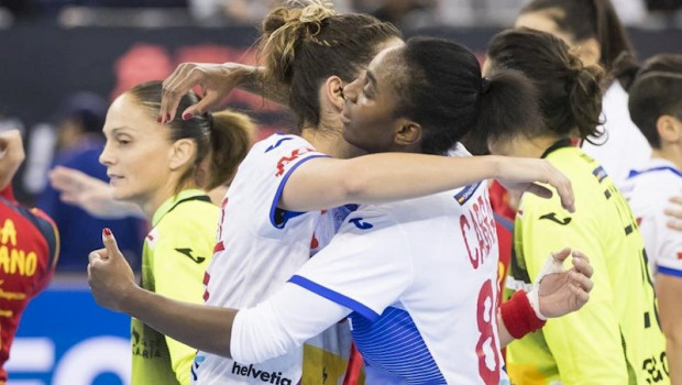 ep alexandrina barbosa abraza a una companera tras la victoria de la seleccion femenina ante japon
