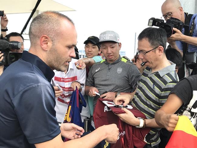 Andrés Iniesta firma autógrafos a su llegada a Japón | VISSEL KOBE ep andres iniesta firma autografossu llegadajapon