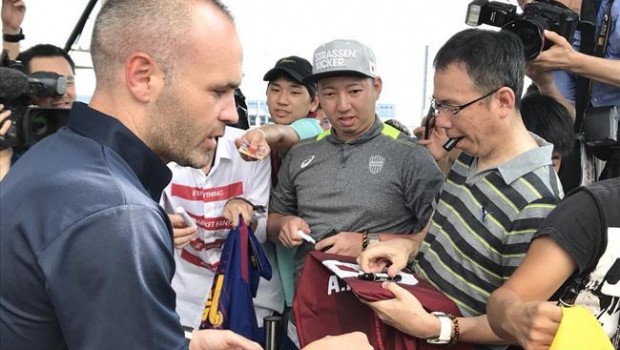 ep andres iniesta firma autografossu llegadajapon