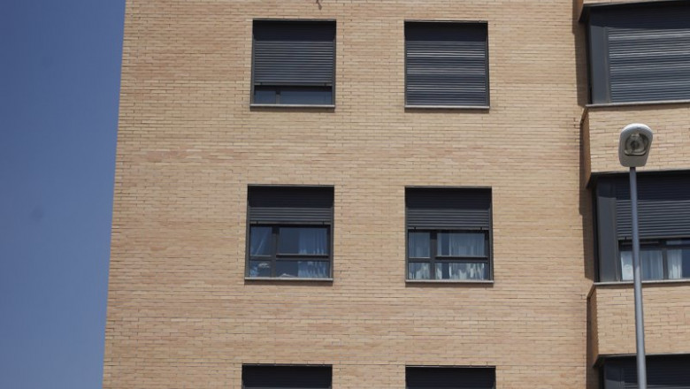 ep archivo   cartel de alquiler en un edificio de madrid