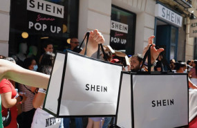 ep archivo   dos personas sujetan dos bolsas de shein despues de entrar a la primera tienda fisica