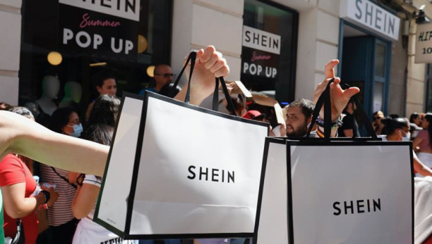 ep archivo   dos personas sujetan dos bolsas de shein despues de entrar a la primera tienda fisica