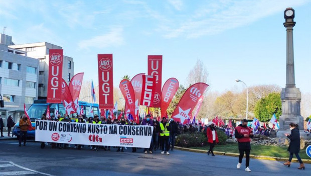 ep archivo   trabajadores del sector conservero se manifiestan en vilagarcia de arousa pontevedra