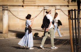 ep archivo   turistas por las calles de sevilla en enero con temperaturas primaverales a 24 de enero