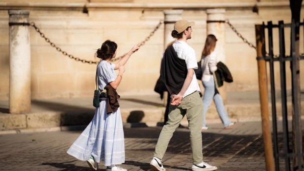 ep archivo   turistas por las calles de sevilla en enero con temperaturas primaverales a 24 de enero