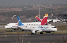 ep archivo   un avion de iberia y otro de air europa en las pistas del aeropuerto de barajas en