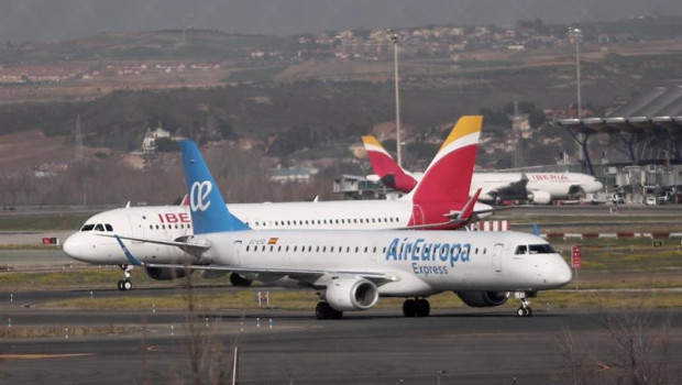 ep archivo   un avion de iberia y otro de air europa en las pistas del aeropuerto de barajas en