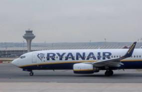 ep archivo   un avion de la aerolinea ryanair en el aeropuerto adolfo suarez madrid barajas