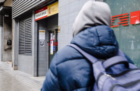 ep archivo   un hombre pasa por la oficina del paro