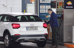 ep archivo   un hombre reposta carburante en una estacion de repsol