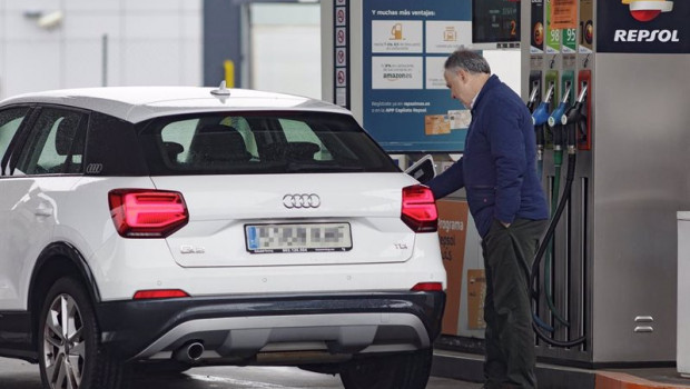ep archivo   un hombre reposta carburante en una estacion de repsol