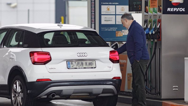 Archivo - Un hombre reposta carburante en una estación de Repsol | Eduardo Parra - Europa Press - Archivo ep archivo un hombre reposta carburante en una estacion de repsol