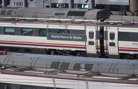 ep archivo   un tren de cercanias en la estacion de almudena grandes atocha cercanias a 5 de abril