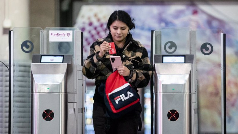 ep archivo una mujer sin mascarilla sale de los trenes de cercanias en la estacion puerta de ep archivo una mujer sin mascarilla sale de los trenes de cercanias en la estacion puerta de