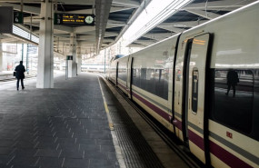 ep archivo una persona anda por un anden junto a un tren ave de renfe ep archivo una persona anda por un anden junto a un tren ave de renfe