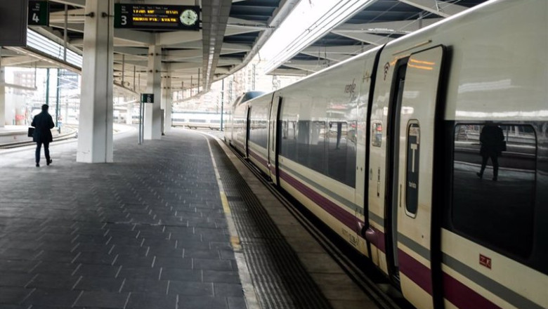 ep archivo una persona anda por un anden junto a un tren ave de renfe ep archivo una persona anda por un anden junto a un tren ave de renfe